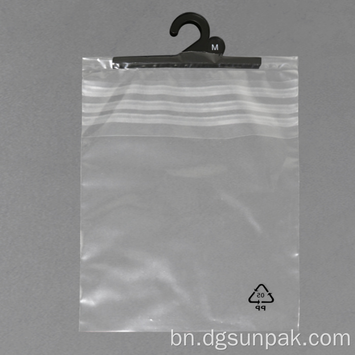 পুনর্ব্যবহৃত বায়োডিগ্রেডেবল প্যাকেজ পলিব্যাগ হুক ব্যাগ প্রদর্শন করে